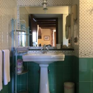 蒙特普齐亚诺Sant'Antonio Country Resort的一间带水槽和镜子的浴室