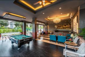 Ban Khlong Bang KrathiamPatra Luxury Hotel Suvarnabhumi的客厅设有台球桌和酒吧。