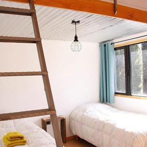 埃博森Casas Chaura的一间卧室设有两张双层床和梯子