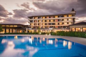 帕维尔巴尼亚Hotel Sevtopolis Medical & SPA的大楼前设有游泳池的酒店
