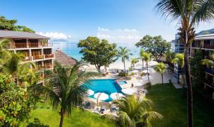 博瓦隆珊瑚斯特兰德明智选择的享有度假胜地的空中景致,设有游泳池和海洋