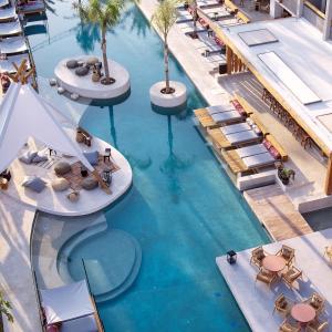 阿德里安诺斯坎波斯The Syntopia Hotel - Adults Only的享有带椅子和棕榈树的游泳池的顶部景致