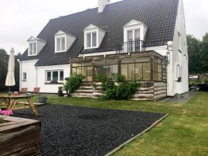 WielsbekeMaison Blanche的庭院中带温室的白色房子