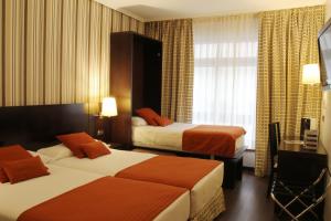 毕尔巴鄂康德杜克毕尔巴鄂酒店的酒店客房设有两张床和窗户。