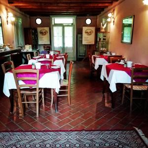 Pontecchio PolesineBordeghina B&B In Farmhouse的餐厅设有红色和白色的桌椅