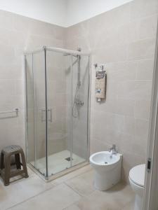 韦列Giardini Saraceni的带淋浴、卫生间和盥洗盆的浴室