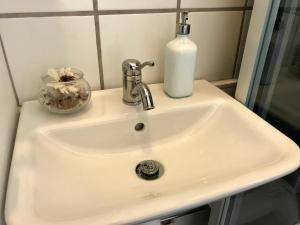 马尔默Kungsgatans Gryta & Hotell的浴室水槽和肥皂机