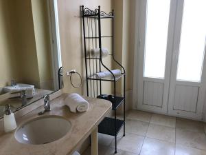 塞维利亚圣维森特生活公寓的一间带水槽和毛巾架的浴室