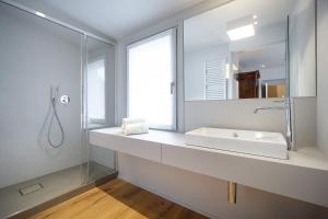 圣文森特Maison Alliod的白色的浴室设有水槽和镜子