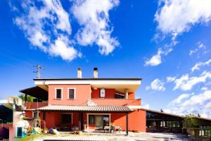 ParavatiB&b Villa Santa Sofia by holidayngo的蓝色天空的房屋