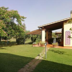 奥贝里塞Agriturismo Le Villette di Cate的房屋前草地上的停车计