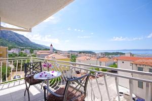 马卡尔斯卡Makarska sea view rooms的阳台配有2把椅子和桌子