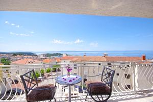 马卡尔斯卡Makarska sea view rooms的阳台配有2把椅子和1张桌子,享有风景。