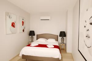 阿尔比Le Porta 5的一间卧室配有一张带红色毯子的床