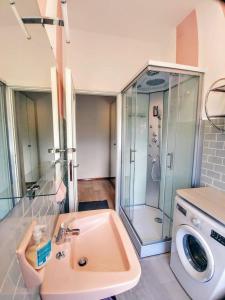 布雷西亚Appartamento con terrazzo zona ospedale civile的一间带水槽和洗衣机的浴室