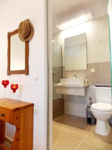 斯基亚索斯镇ERA Studios的一间带卫生间、水槽和镜子的浴室