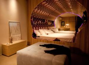 圣保罗Lush Motel Ipiranga的一间卧室配有一张大床和大镜子
