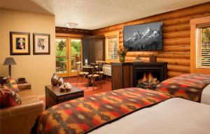 杰克逊小溪侧乡村旅馆的一间卧室配有一张床和一个壁炉