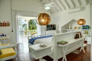 巴尔阿瓜阿苏尔海滩度假村的一间卧室配有一张床、一张桌子和一张床