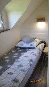 GrywałdDomek na Przylasku的一张床上有两个枕头的房间