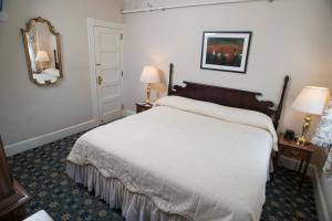 米德尔堡米德尔堡酒店的一间卧室配有一张床、两盏灯和一面镜子