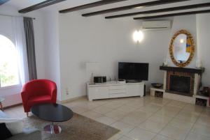 德尼亚Villa Bozena的客厅设有红色椅子和壁炉
