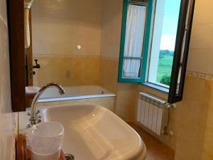 福斯达罗科萨公寓酒店 的带浴缸的浴室和窗户