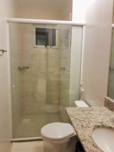 萨利诺波利斯SALINAS PARK RESORT的带淋浴、卫生间和盥洗盆的浴室