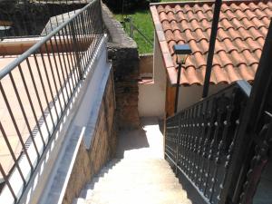 仕格莱APARTAMENTOS LA CASONA DE EZCARAY CON TERRAZAS y PATIOS INDIVIDUALES的一个带栅栏和瓦屋顶的室外楼梯