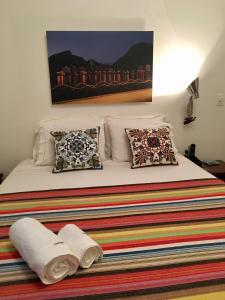 里约热内卢Studio2 Rio Beira Mar的一间卧室配有一张色彩缤纷的地毯。
