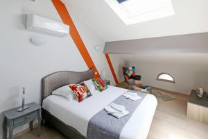 阿尔比Le Porta 5的一间卧室配有一张床和天窗