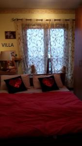 奥斯塔Casa tipica valdostana的一间卧室配有一张红色的床和窗户