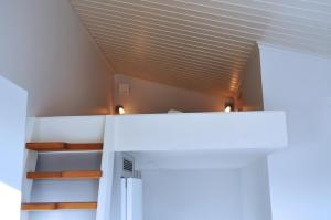 斯特伦斯塔德Fornminnesvägen的一间拥有白色墙壁和木制天花板的客房