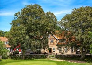 默勒库拉加登斯瓦德苏斯酒店的前面有树木的房子