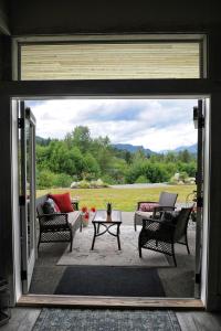 考伊琴湖Valley View的推拉玻璃门享有庭院的景致