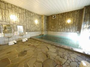 岛田岛田站前路线酒店的一间大浴室,在房间内设有一个游泳池