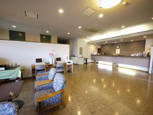岛田岛田站前路线酒店的大堂设有配备椅子和柜台的等候室