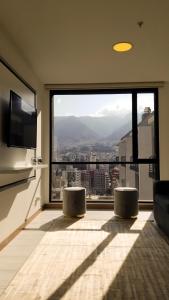 基多Luxury Residence Suites的客厅设有美景大窗户