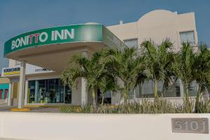 坦皮科BONITTO INN® Tampico Lomas的一座棕榈树建筑