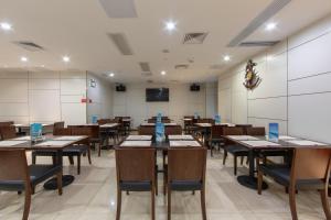 广州广州海员俱乐部的用餐室配有木桌和椅子