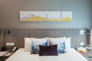布里斯班布里斯班辉盛凯贝丽酒店式服务公寓的卧室配有一张带黄色桥梁画的墙壁床。