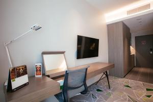 布里斯班布里斯班辉盛凯贝丽酒店式服务公寓的客房设有带镜子和灯的书桌。