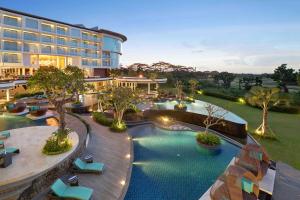 乌鲁瓦图培卡图瑞士贝尔酒店的享有酒店空中美景,设有游泳池