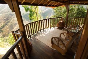 Gaia-Oasis Mountain Abasan的阳台或露台