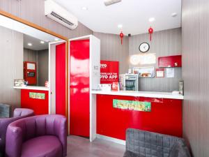 Kampong Batu BelahSuper OYO 340 Comfort Hotel的餐厅设有红色柜台和紫色椅子