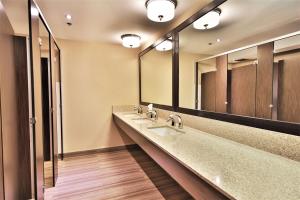 蒙特利尔西佳蒙特利尔市中心酒店 - 欧罗巴酒店的浴室设有2个水槽和2面镜子