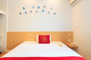 曼谷China Town Hotel - SHA Plus Certified的卧室配有一张墙上的蓝色鸟床