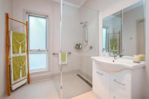 ErribaErriba House的白色的浴室设有水槽和淋浴。