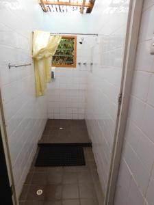 苏瓦Rainforest Eco Lodge的一间带黄色毛巾淋浴的浴室