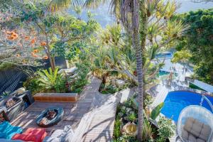 维德尼斯Villa Sol的享有棕榈树花园和游泳池的顶部景致